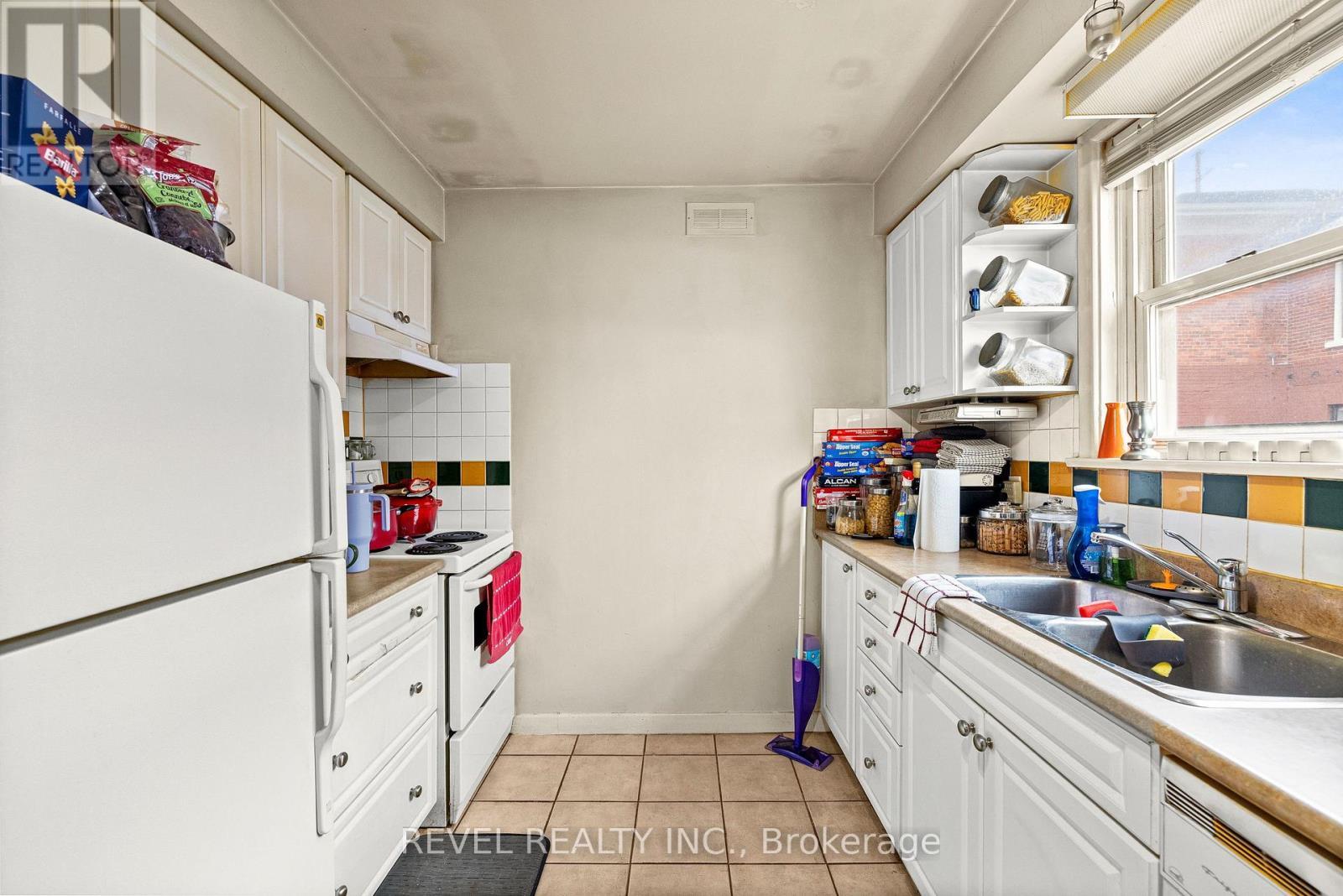 58 & 60 Queen Street S, Mississauga, ON - Indoor Photo Showing Kitchen With Double Sink
