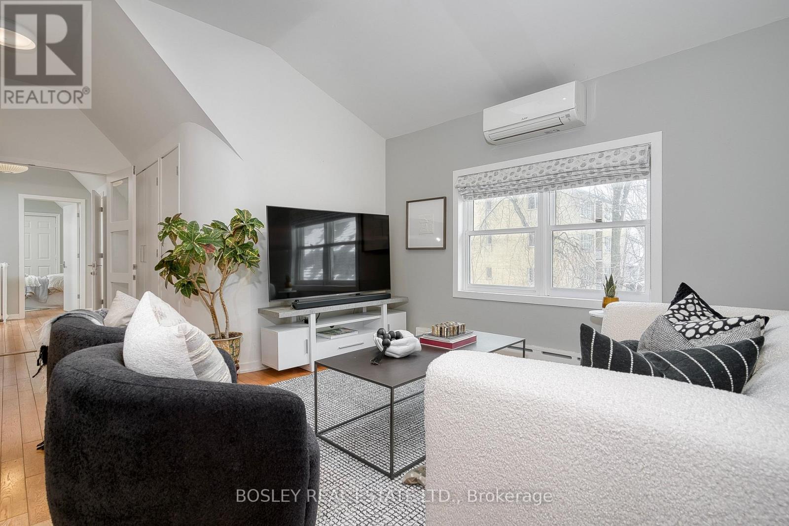 91 Indian Road, Toronto, ON - Indoor Photo Showing Living Room