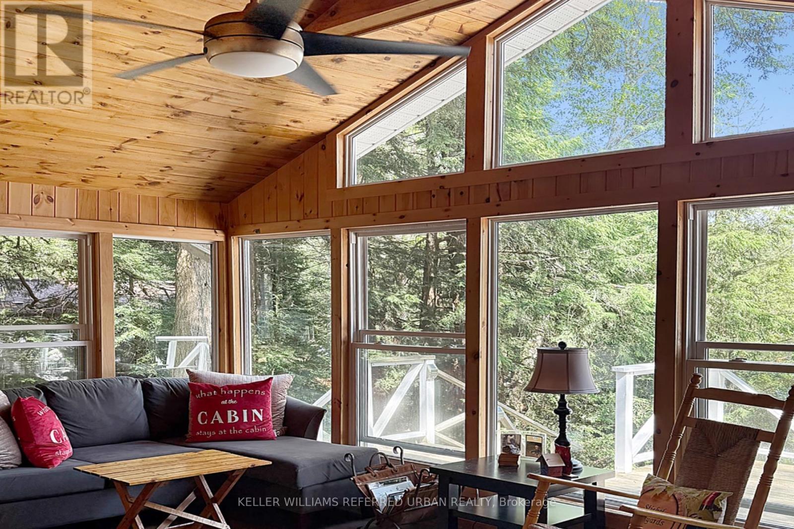 1118 Pine Lake Shores, Bracebridge, ON - Indoor Photo Showing Living Room