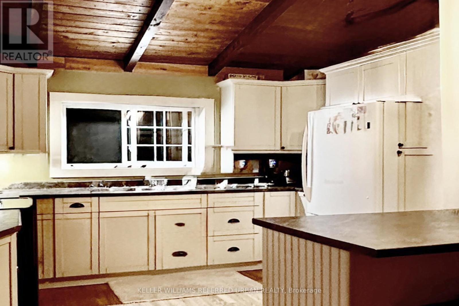 1118 Pine Lake Shores, Bracebridge, ON - Indoor Photo Showing Kitchen