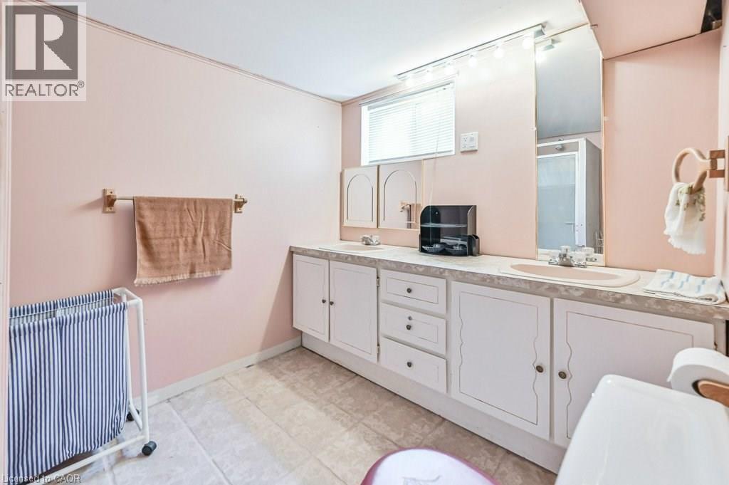641 Limeridge Road E, Hamilton, ON - Indoor Photo Showing Bathroom