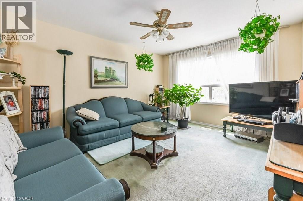 641 Limeridge Road E, Hamilton, ON - Indoor Photo Showing Living Room