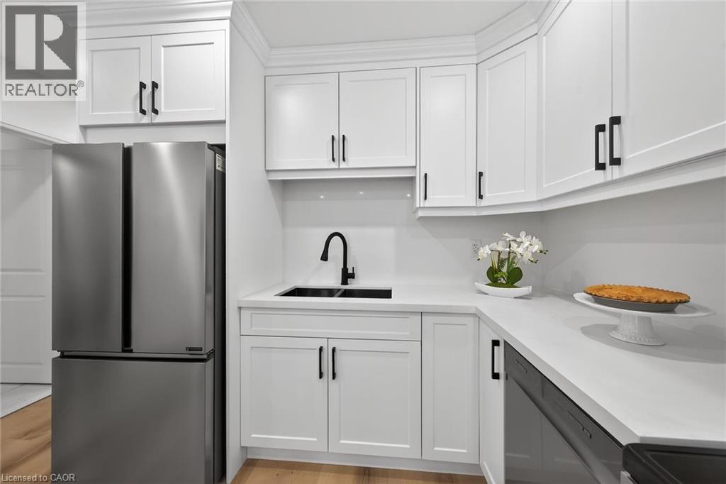 191 East 32Nd Street, Hamilton, ON - Indoor Photo Showing Kitchen With Double Sink