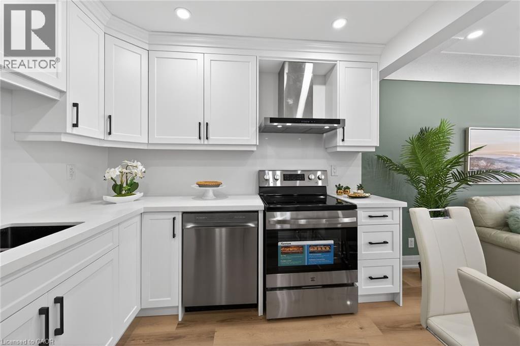 191 East 32Nd Street, Hamilton, ON - Indoor Photo Showing Kitchen With Upgraded Kitchen