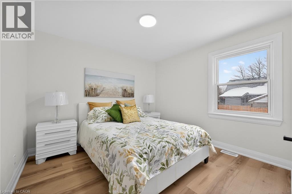 191 East 32Nd Street, Hamilton, ON - Indoor Photo Showing Bedroom
