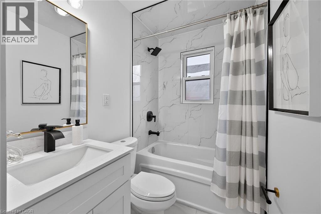 191 East 32Nd Street, Hamilton, ON - Indoor Photo Showing Bathroom