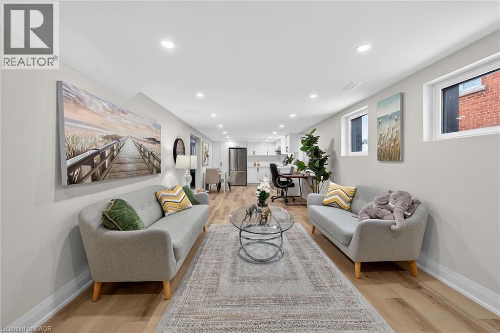 191 East 32Nd Street, Hamilton, ON - Indoor Photo Showing Living Room
