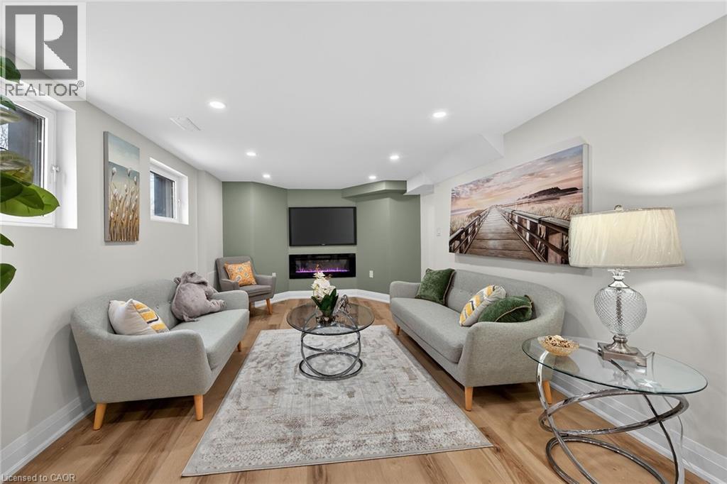 191 East 32Nd Street, Hamilton, ON - Indoor Photo Showing Living Room