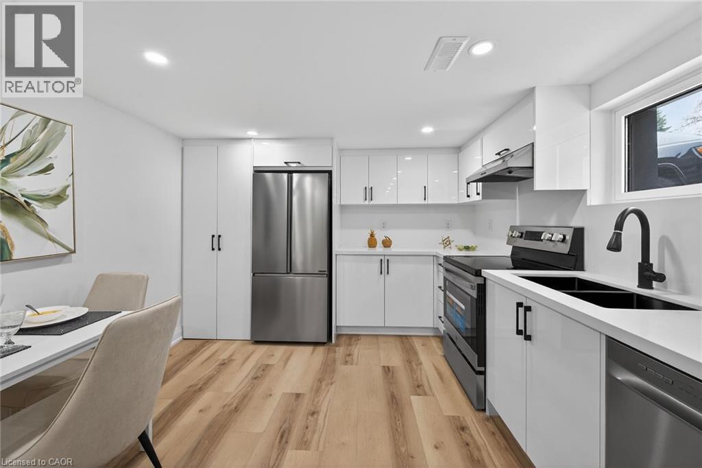 191 East 32Nd Street, Hamilton, ON - Indoor Photo Showing Kitchen With Double Sink With Upgraded Kitchen