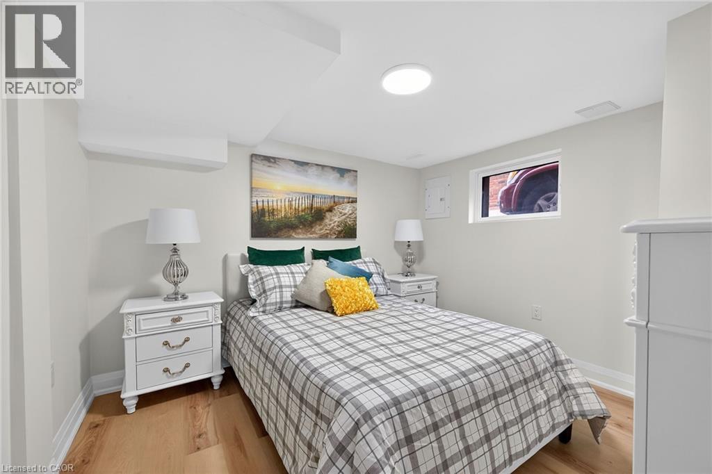 191 East 32Nd Street, Hamilton, ON - Indoor Photo Showing Bedroom