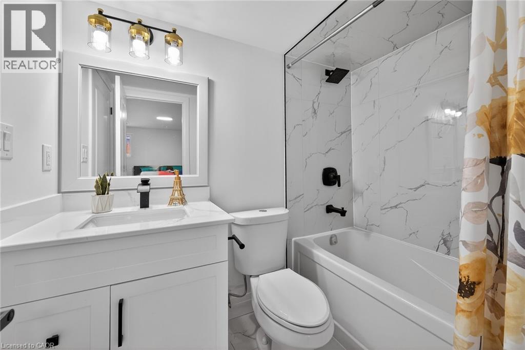 191 East 32Nd Street, Hamilton, ON - Indoor Photo Showing Bathroom