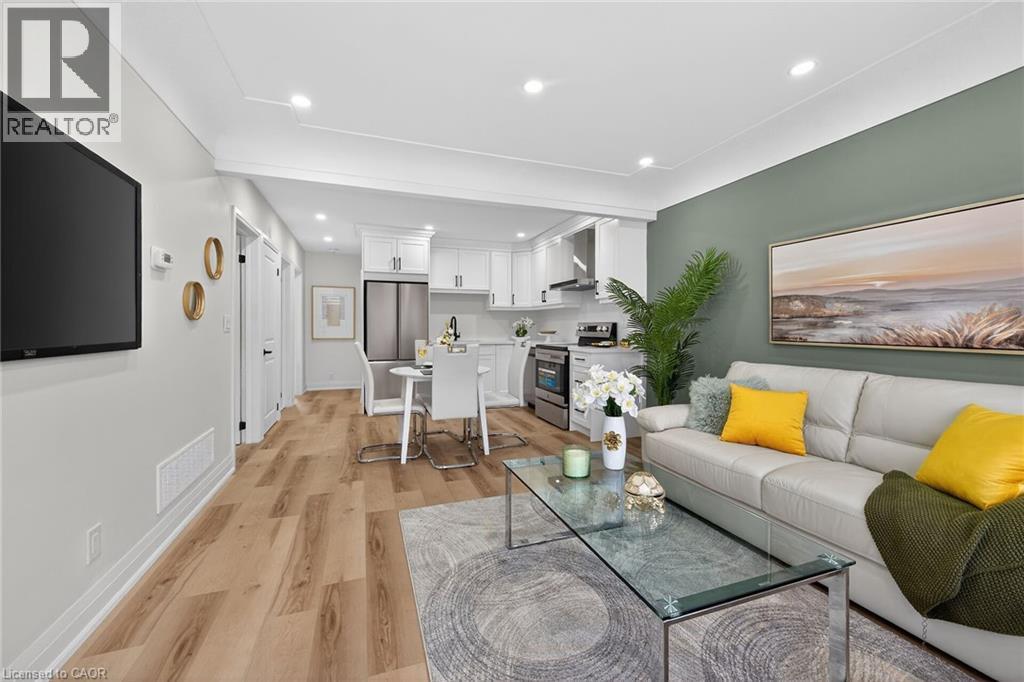 191 East 32Nd Street, Hamilton, ON - Indoor Photo Showing Living Room