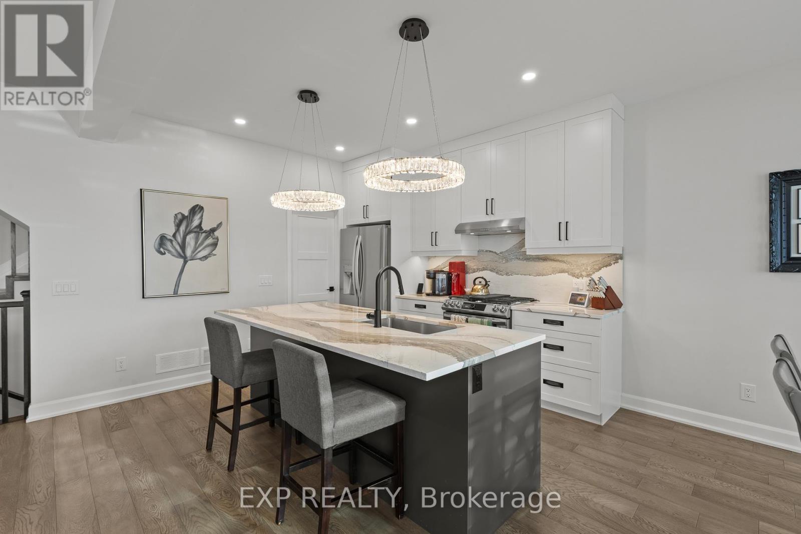 3919 Mitchell Crescent, Fort Erie (Black Creek), ON - Indoor Photo Showing Kitchen With Upgraded Kitchen