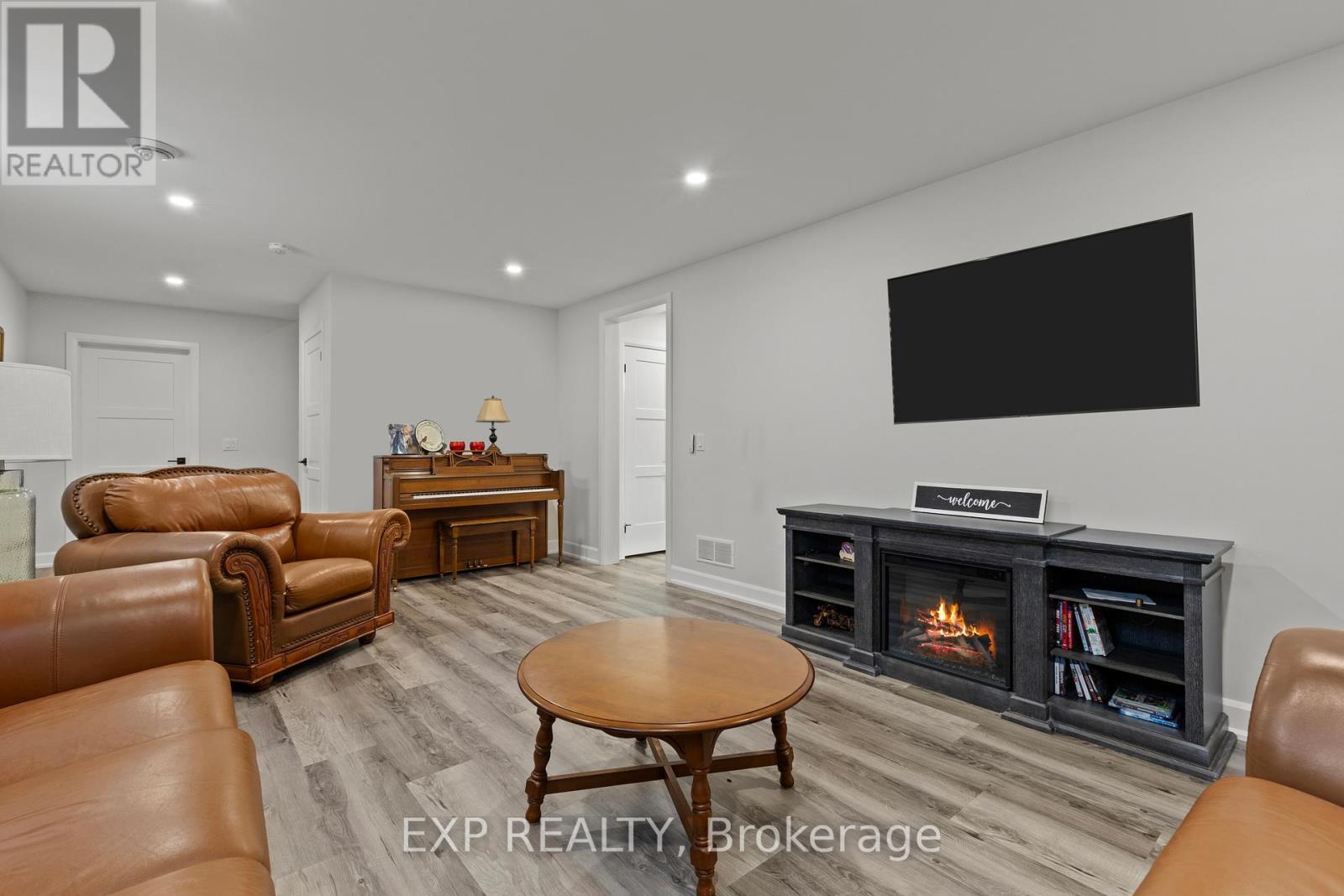 3919 Mitchell Crescent, Fort Erie (Black Creek), ON - Indoor Photo Showing Living Room