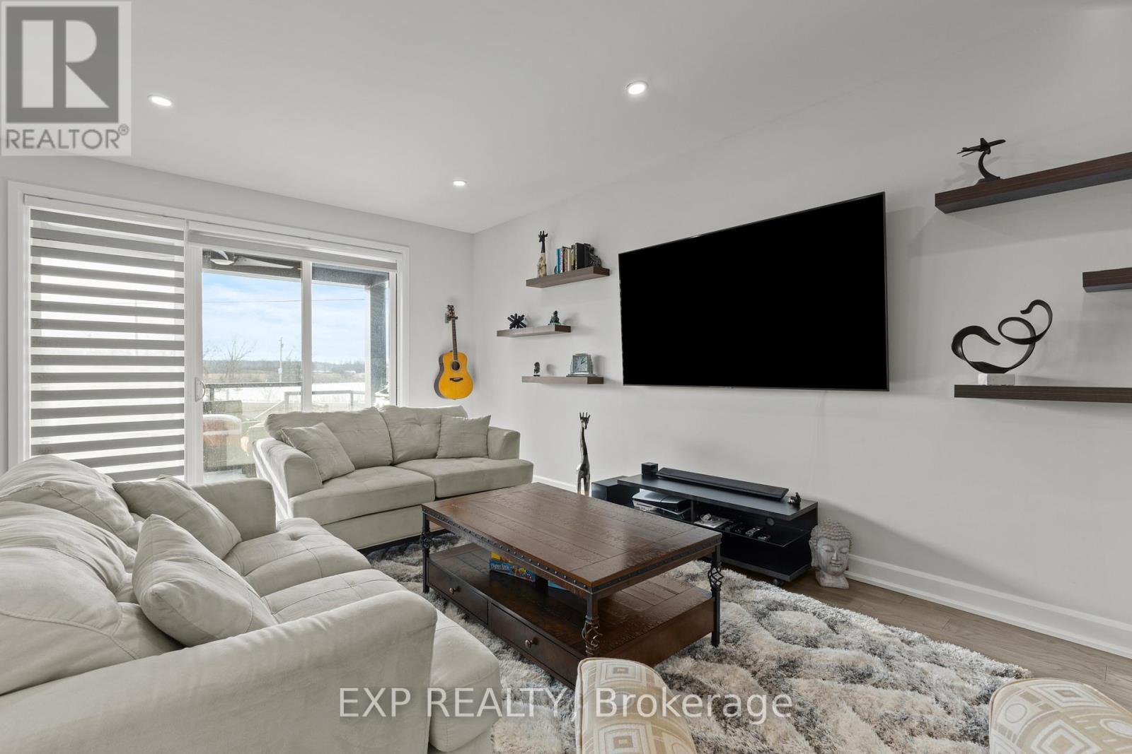 3919 Mitchell Crescent, Fort Erie (Black Creek), ON - Indoor Photo Showing Living Room
