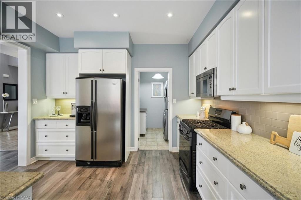 105 Oakhaven Place, Ancaster, ON - Indoor Photo Showing Kitchen With Stainless Steel Kitchen