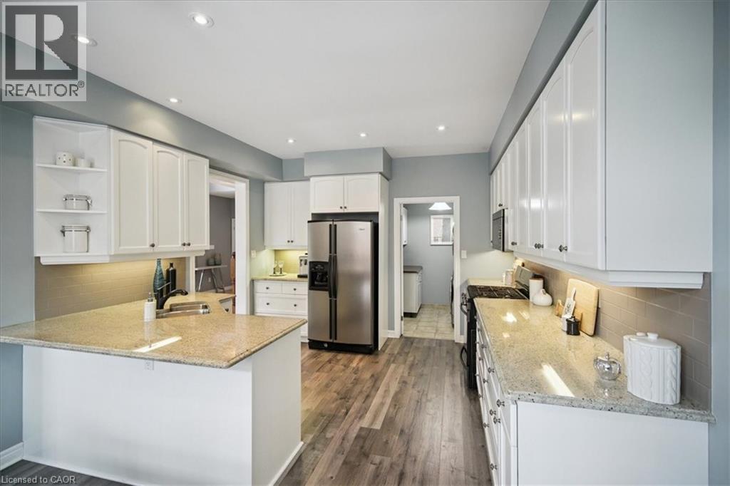 105 Oakhaven Place, Ancaster, ON - Indoor Photo Showing Kitchen