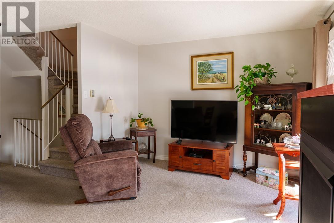 2365 Grenoble Unit# 29, Sudbury, ON - Indoor Photo Showing Living Room