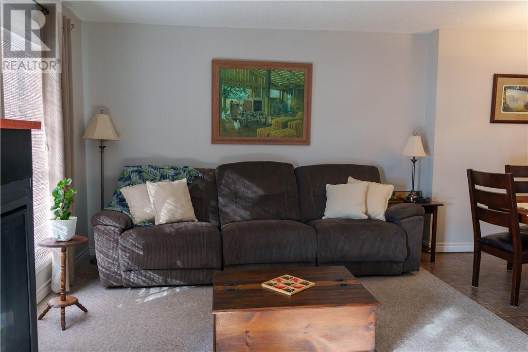 2365 Grenoble Unit# 29, Sudbury, ON - Indoor Photo Showing Living Room