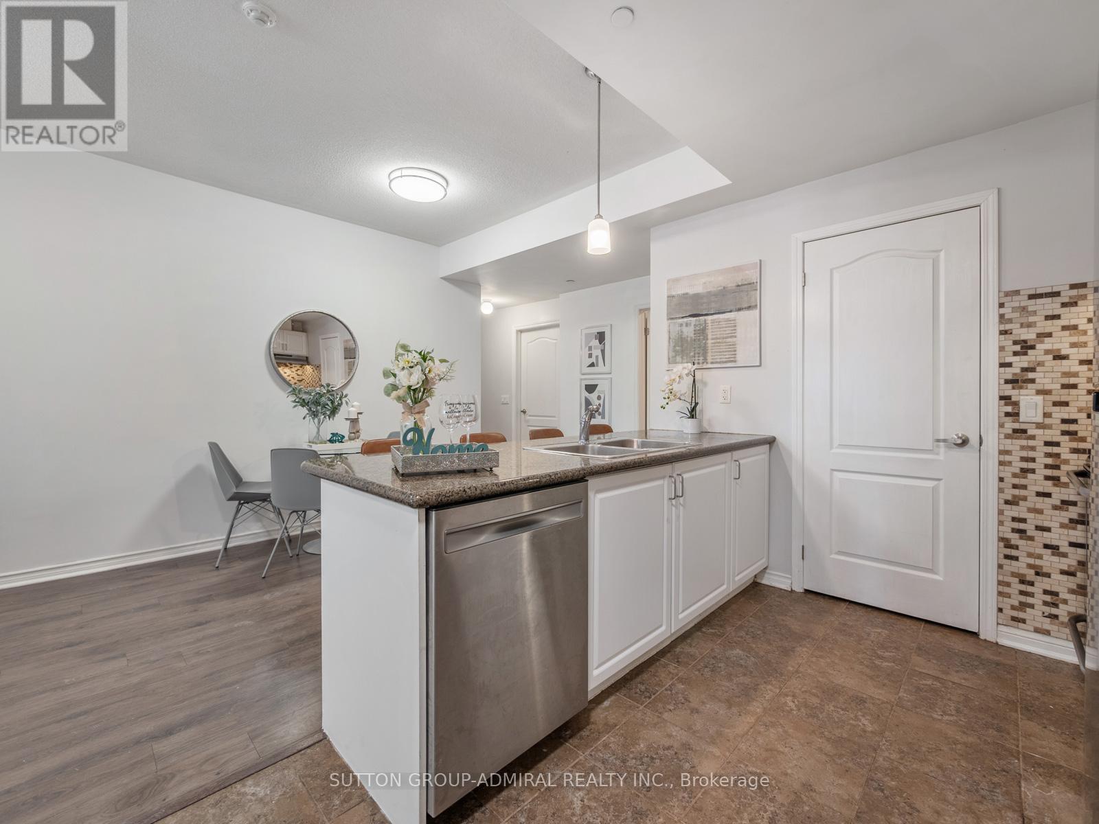 101 - 9589 Keele Street, Vaughan, ON - Indoor Photo Showing Kitchen