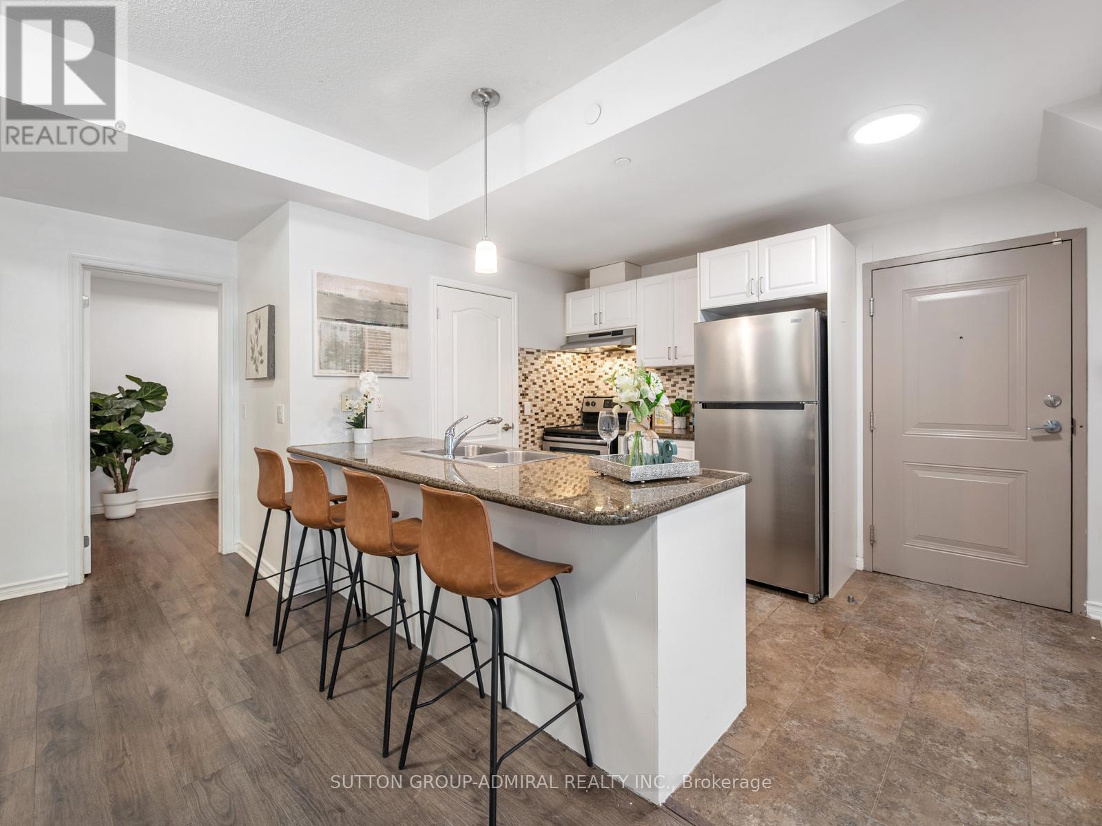101 - 9589 Keele Street, Vaughan, ON - Indoor Photo Showing Kitchen With Stainless Steel Kitchen