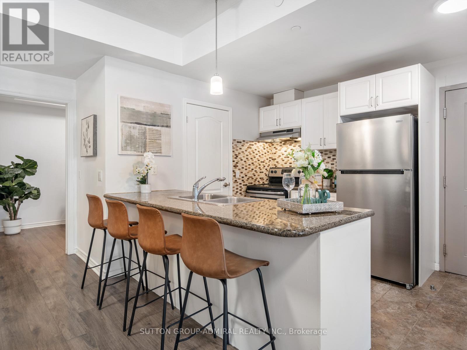 101 - 9589 Keele Street, Vaughan, ON - Indoor Photo Showing Kitchen With Stainless Steel Kitchen