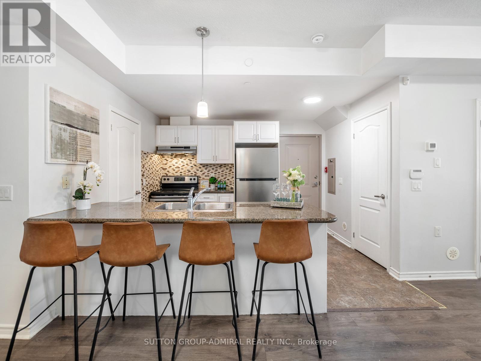 101 - 9589 Keele Street, Vaughan, ON - Indoor Photo Showing Kitchen