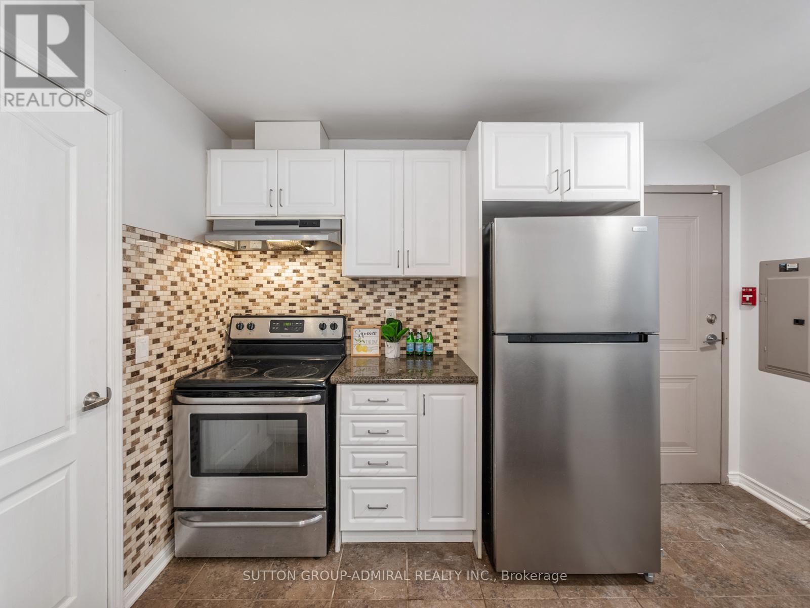 101 - 9589 Keele Street, Vaughan, ON - Indoor Photo Showing Kitchen With Stainless Steel Kitchen