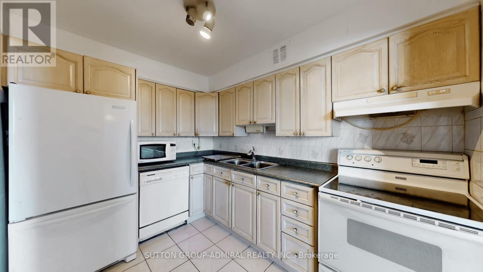 901 - 80 Inverlochy Boulevard, Markham, ON - Indoor Photo Showing Kitchen With Double Sink