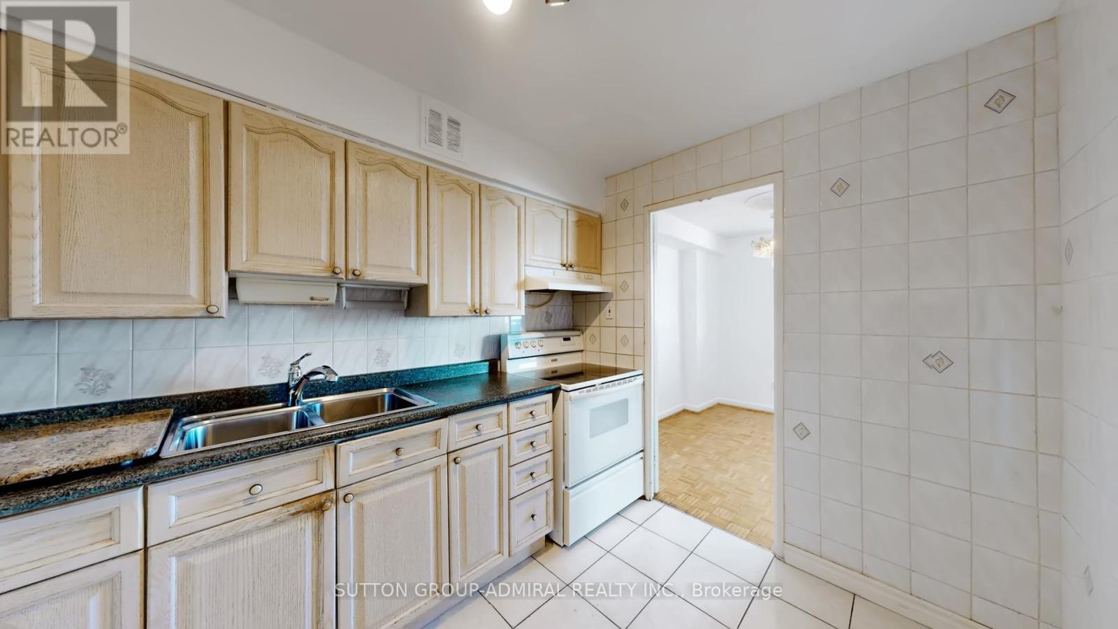 901 - 80 Inverlochy Boulevard, Markham, ON - Indoor Photo Showing Kitchen With Double Sink