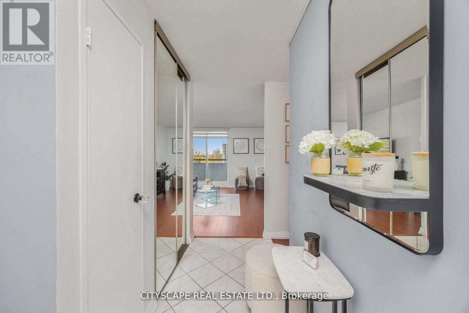 810 - 1 Royal Orchard Blv Boulevard, Markham, ON - Indoor Photo Showing Other Room