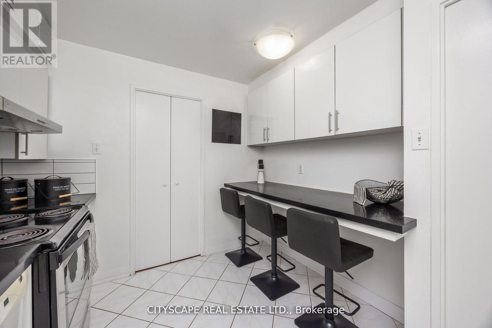 810 - 1 Royal Orchard Blv Boulevard, Markham, ON - Indoor Photo Showing Kitchen