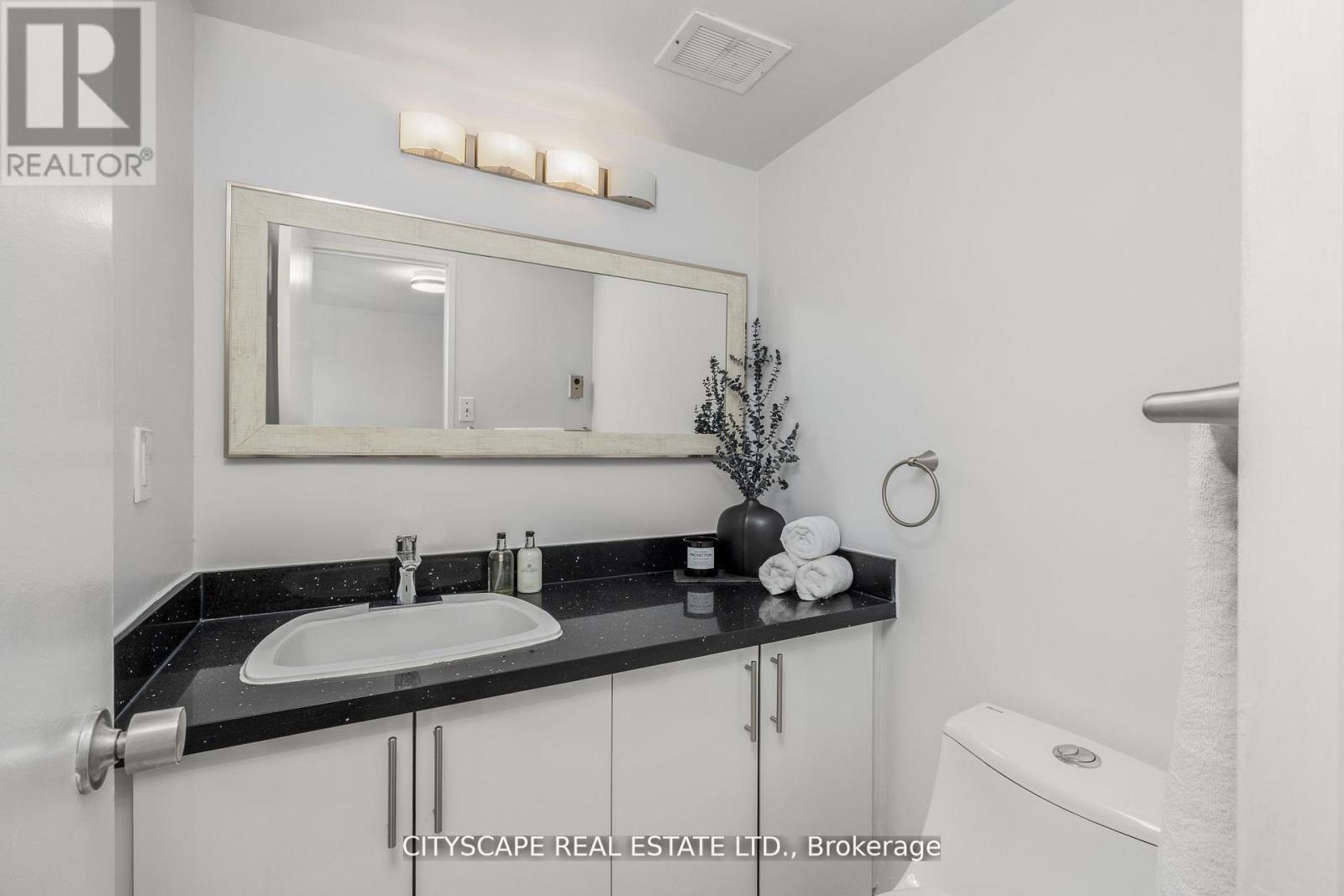 810 - 1 Royal Orchard Blv Boulevard, Markham, ON - Indoor Photo Showing Bathroom