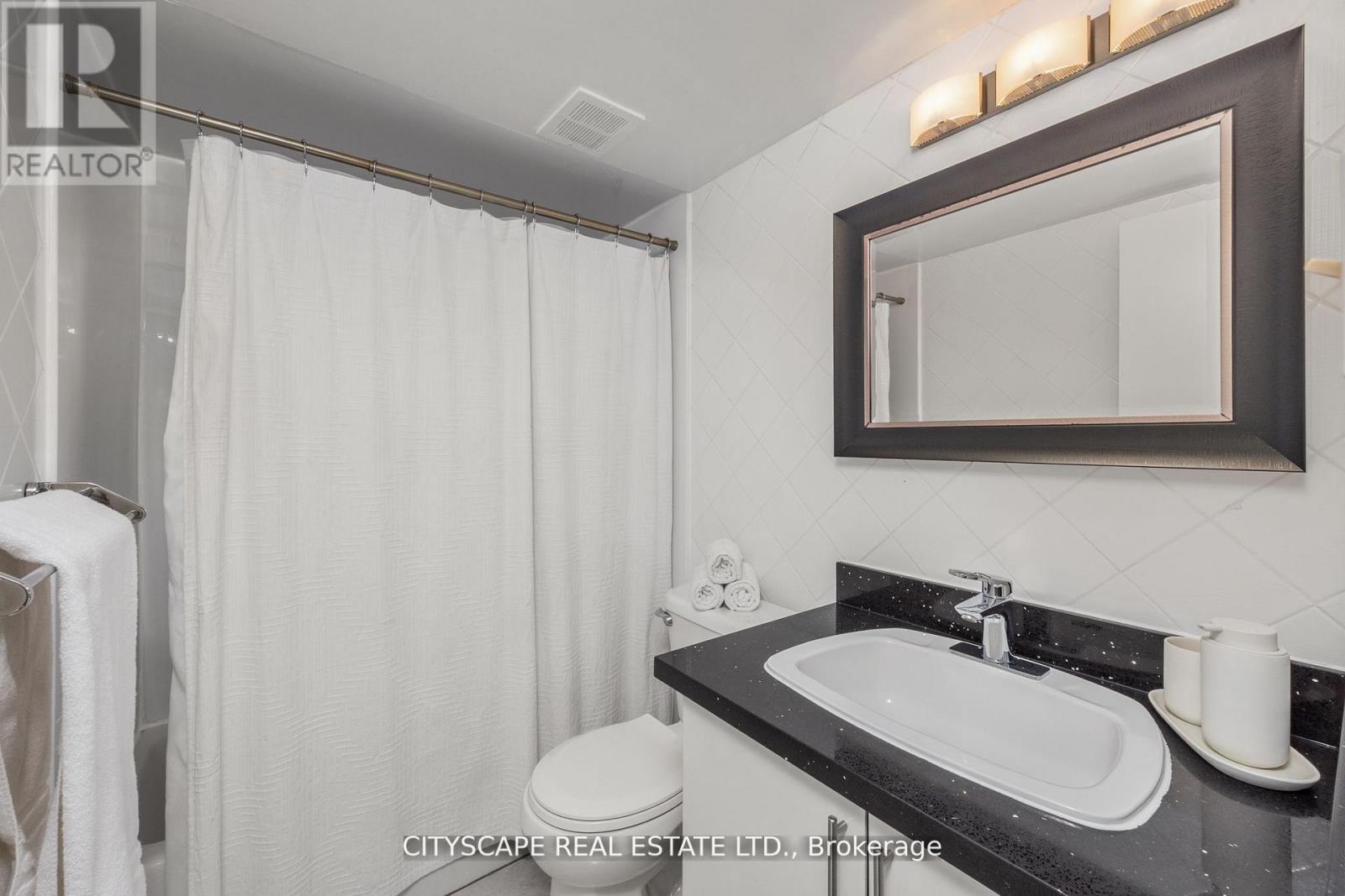 810 - 1 Royal Orchard Blv Boulevard, Markham, ON - Indoor Photo Showing Bathroom