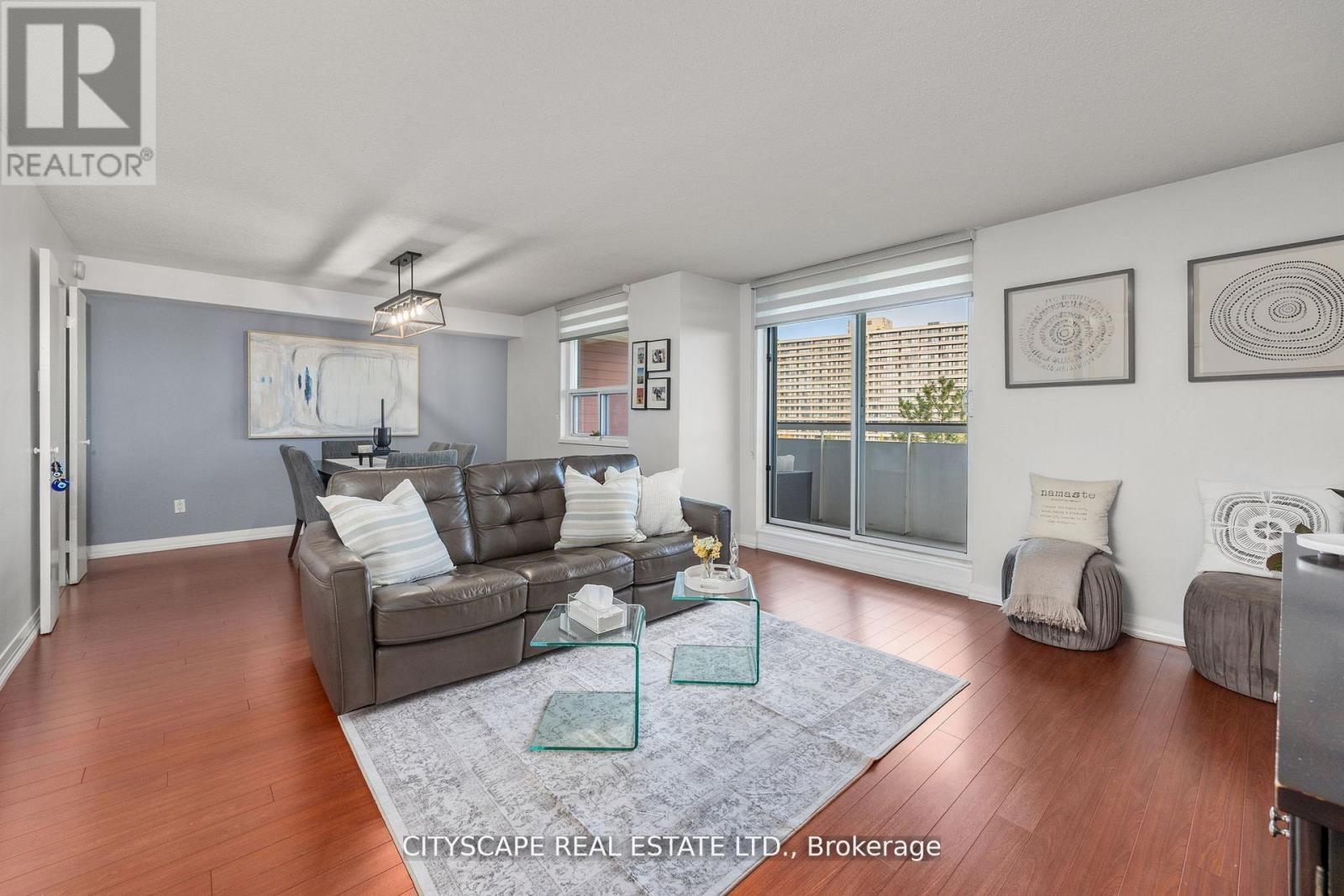 810 - 1 Royal Orchard Blv Boulevard, Markham, ON - Indoor Photo Showing Living Room