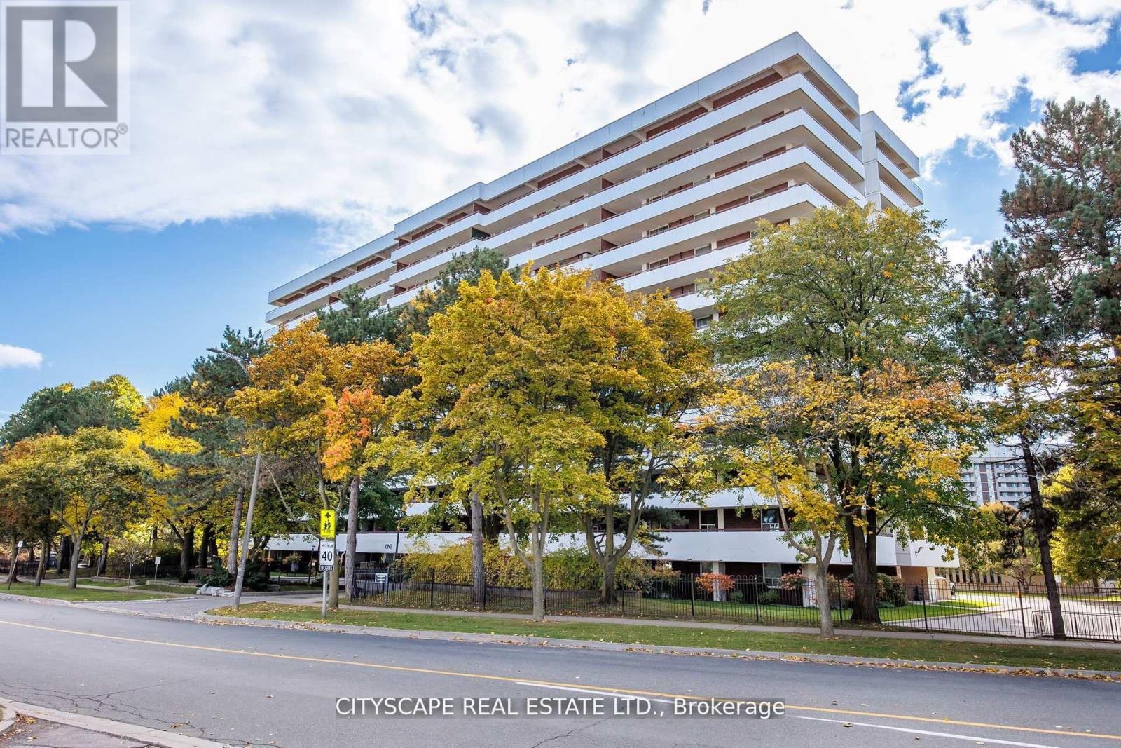 810 - 1 Royal Orchard Blv Boulevard, Markham, ON - Outdoor