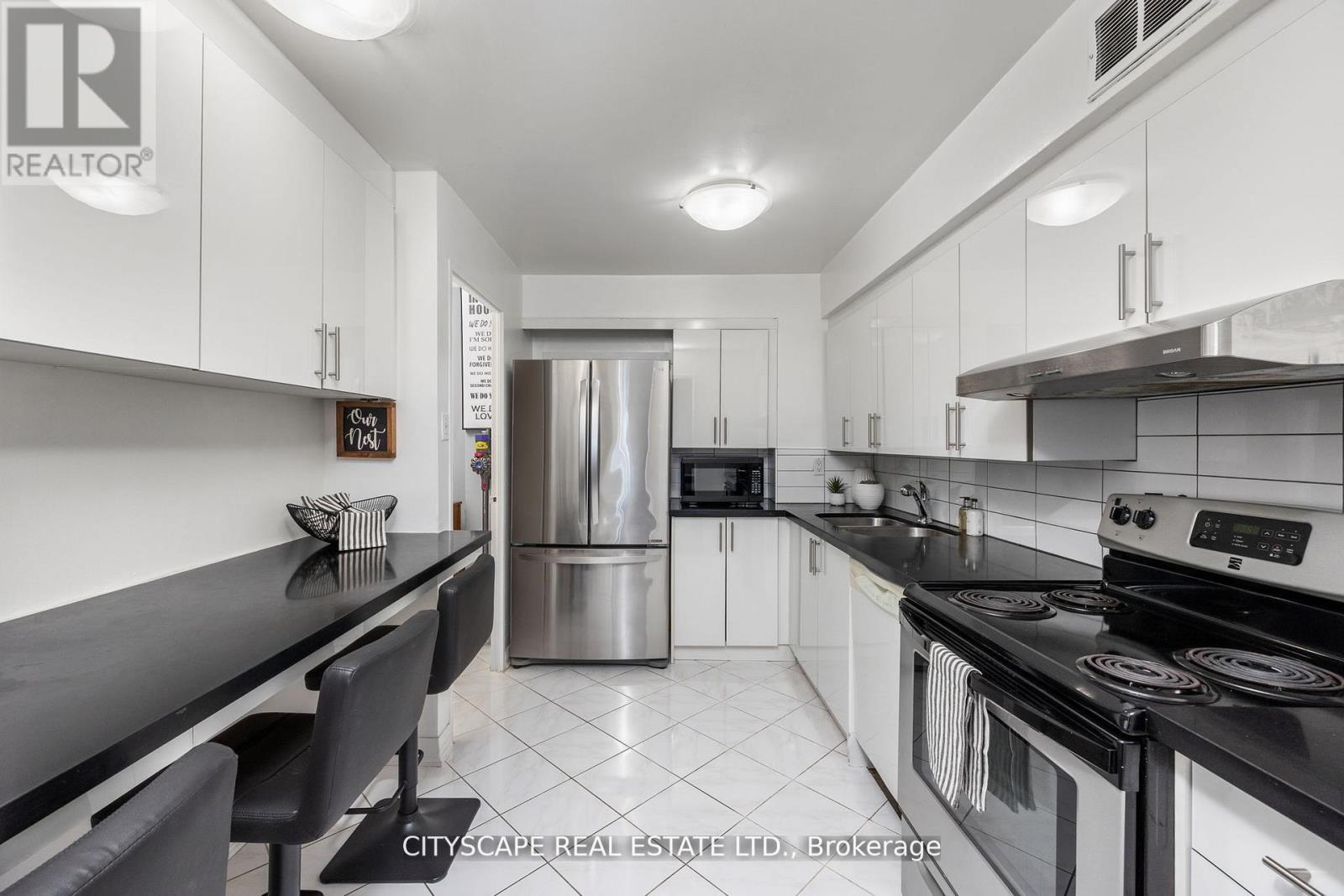810 - 1 Royal Orchard Blv Boulevard, Markham, ON - Indoor Photo Showing Kitchen