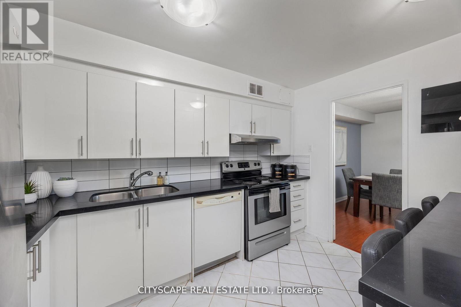 810 - 1 Royal Orchard Blv Boulevard, Markham, ON - Indoor Photo Showing Kitchen With Double Sink