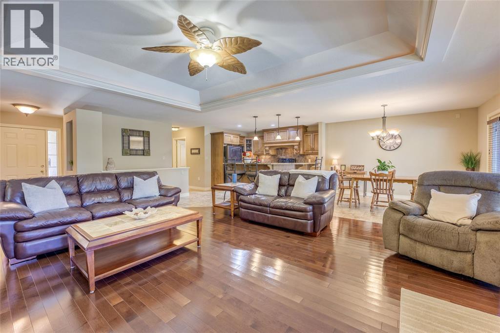 216 Gemstone Court, Sarnia, ON - Indoor Photo Showing Living Room