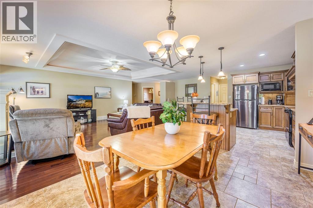 216 Gemstone Court, Sarnia, ON - Indoor Photo Showing Dining Room