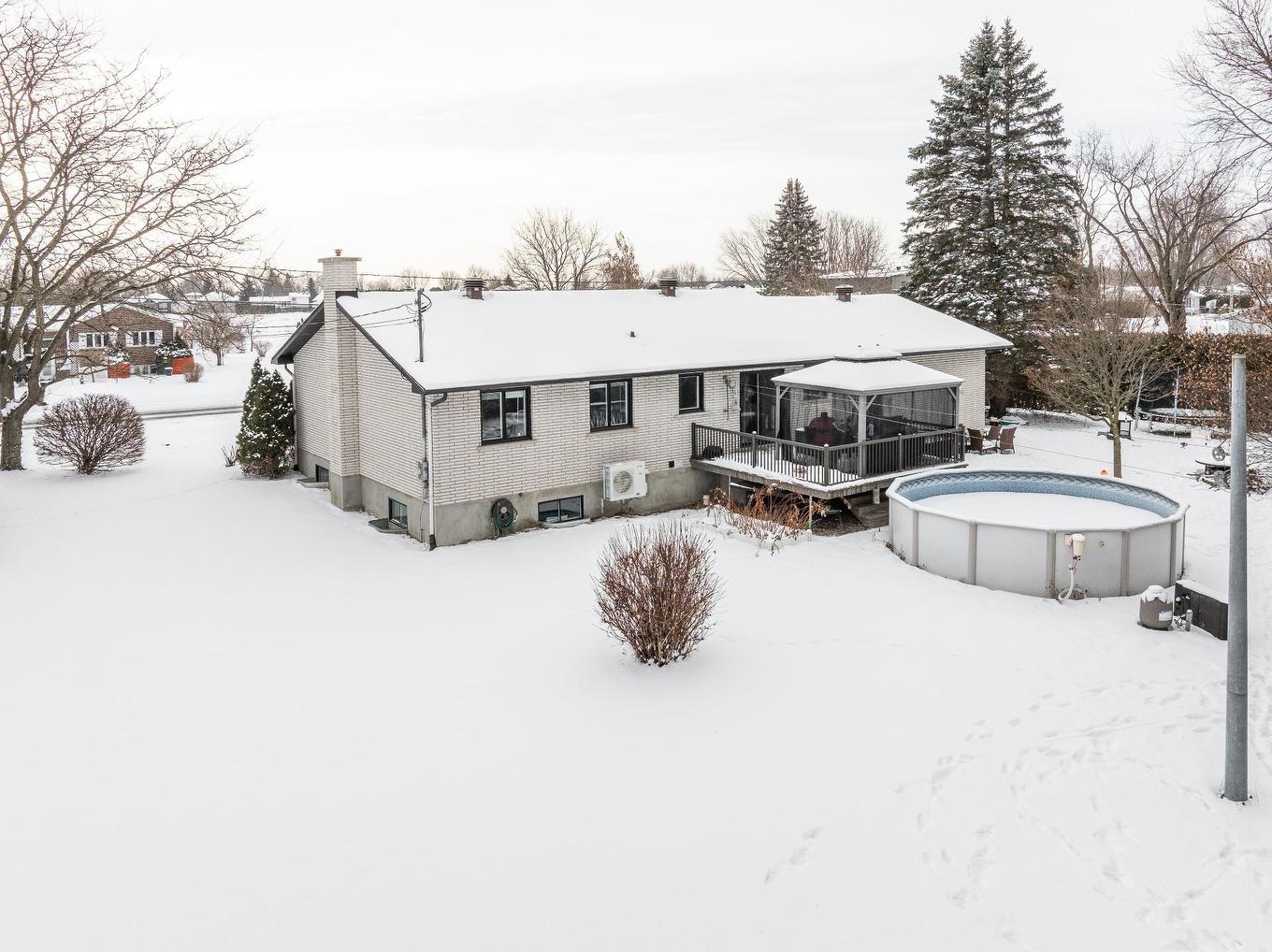 Face arrière - 225 Rue Dupont, Saint-Jean-Sur-Richelieu, QC - Outdoor With Above Ground Pool