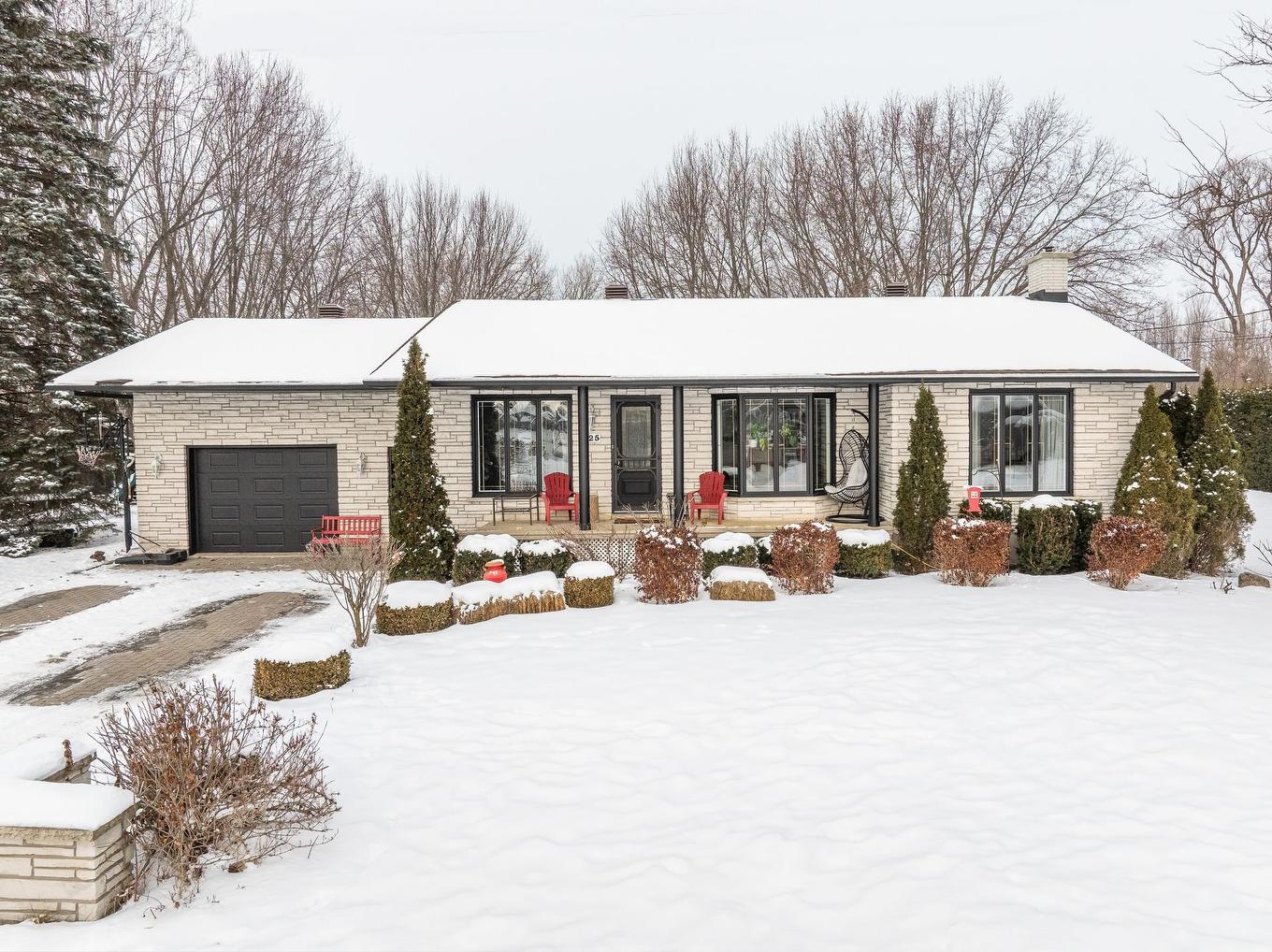 Façade - 225 Rue Dupont, Saint-Jean-Sur-Richelieu, QC - Outdoor