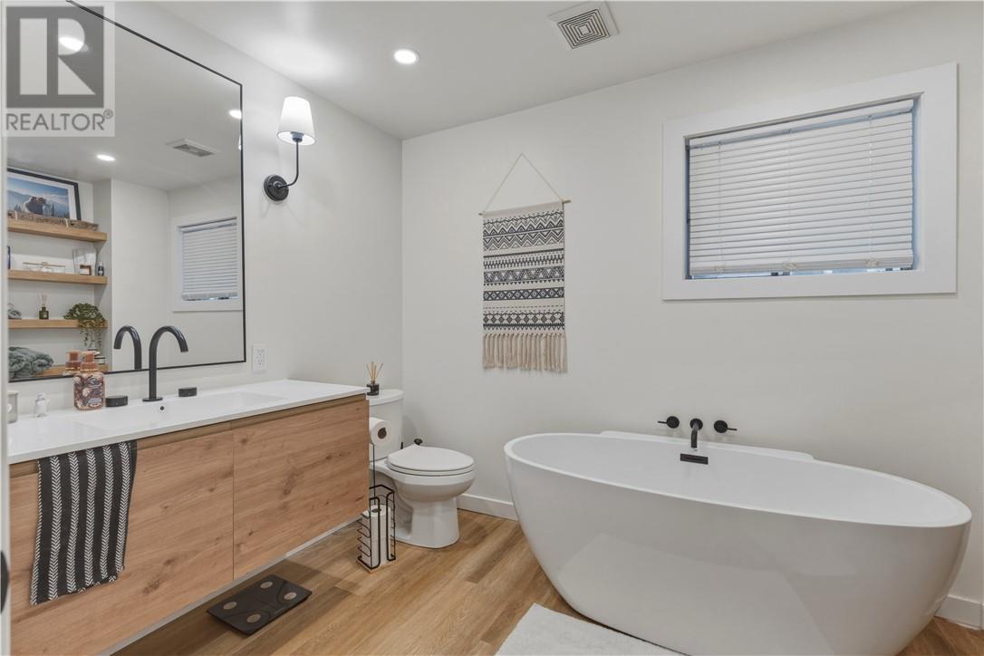 39 Copper Street, Sudbury, ON - Indoor Photo Showing Bathroom