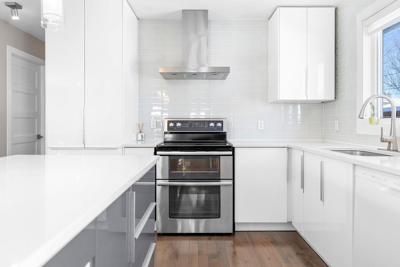 Cuisine - 6820 Av. Poirier, Québec (Charlesbourg), QC - Indoor Photo Showing Kitchen With Upgraded Kitchen
