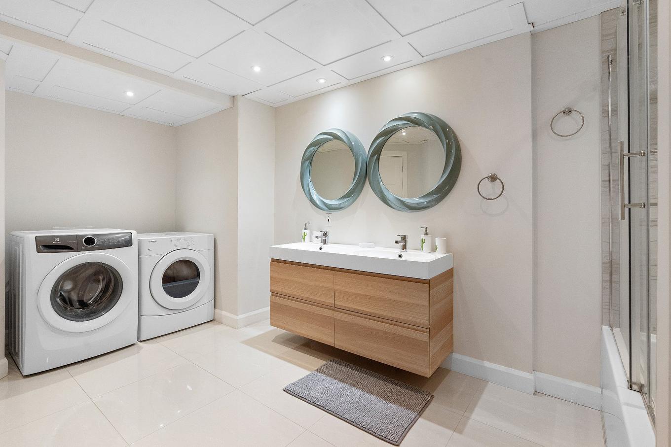 Salle de bains - 6820 Av. Poirier, Québec (Charlesbourg), QC - Indoor Photo Showing Laundry Room