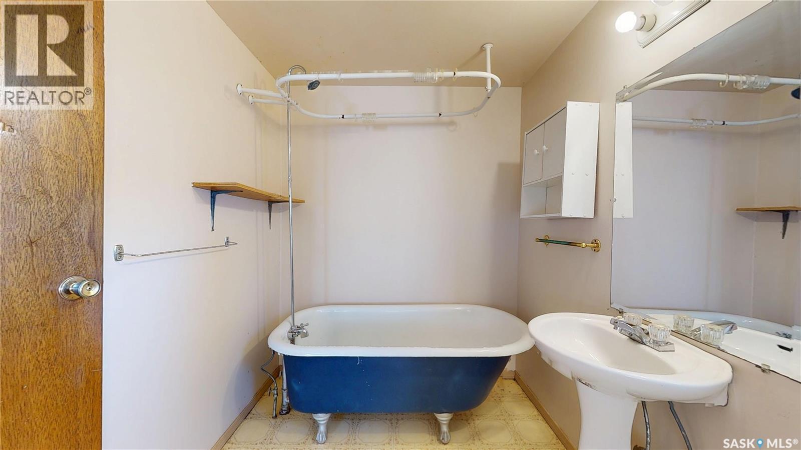 1007 Garnet Street, Regina, SK - Indoor Photo Showing Bathroom