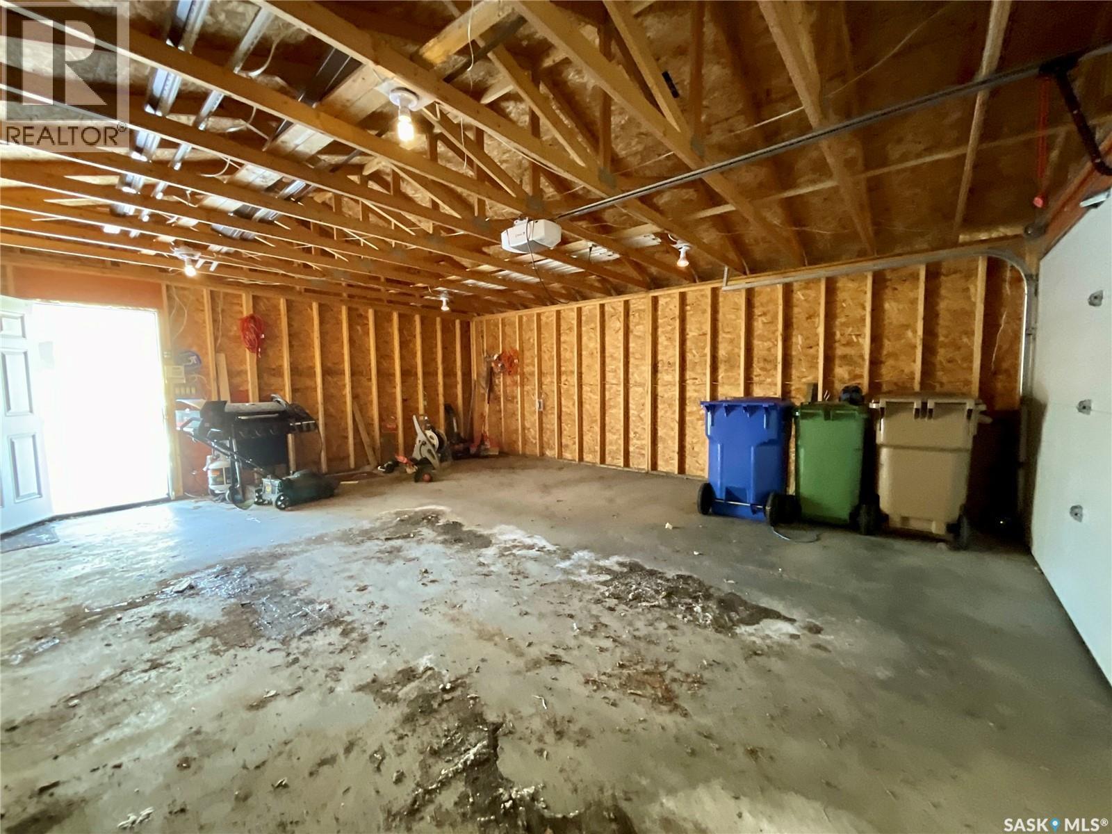 1007 Garnet Street, Regina, SK - Indoor Photo Showing Garage