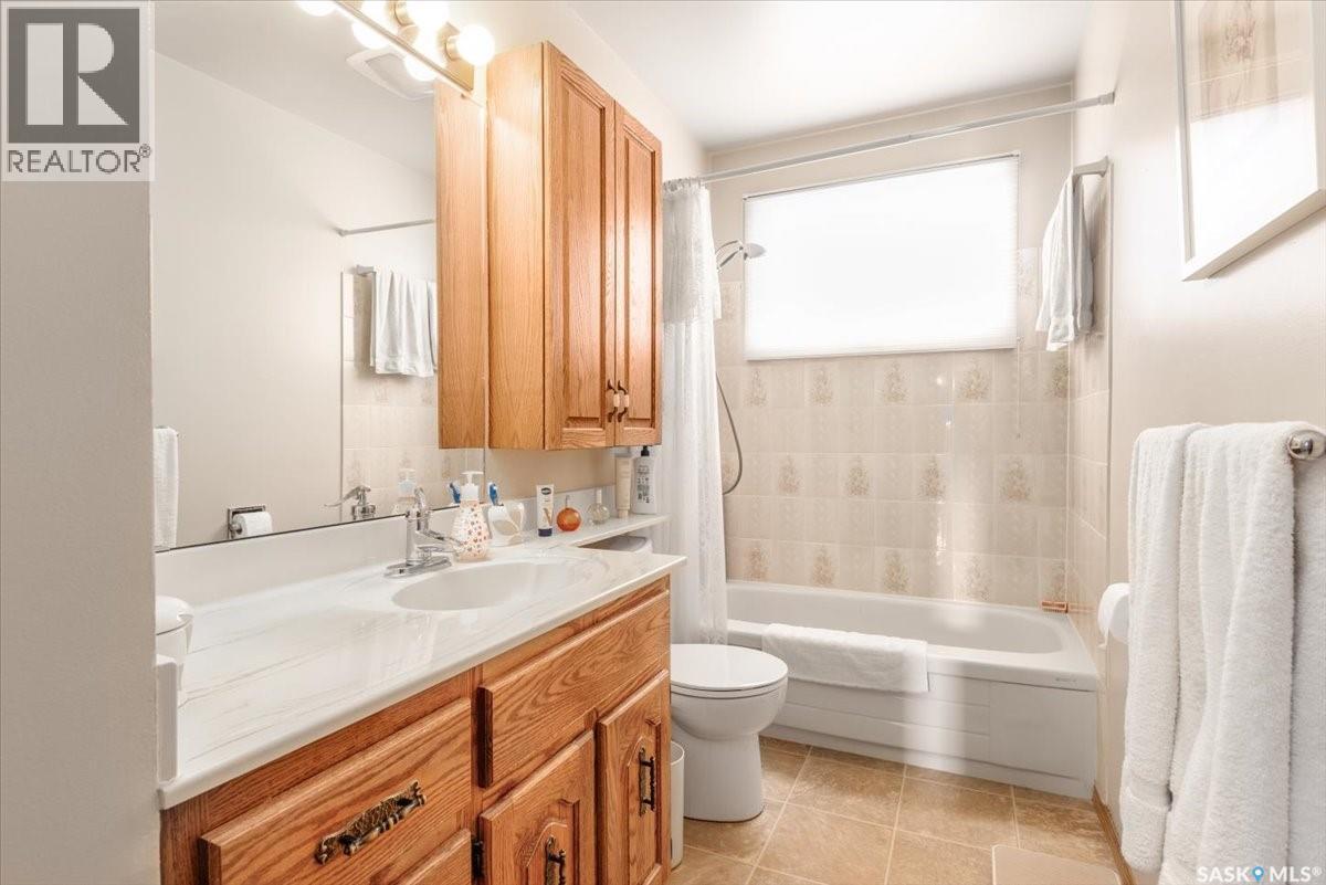 1514 8Th Avenue N, Regina, SK - Indoor Photo Showing Bathroom