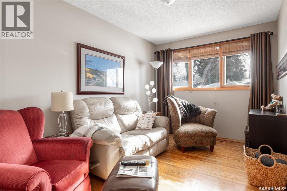 1514 8Th Avenue N, Regina, SK - Indoor Photo Showing Living Room