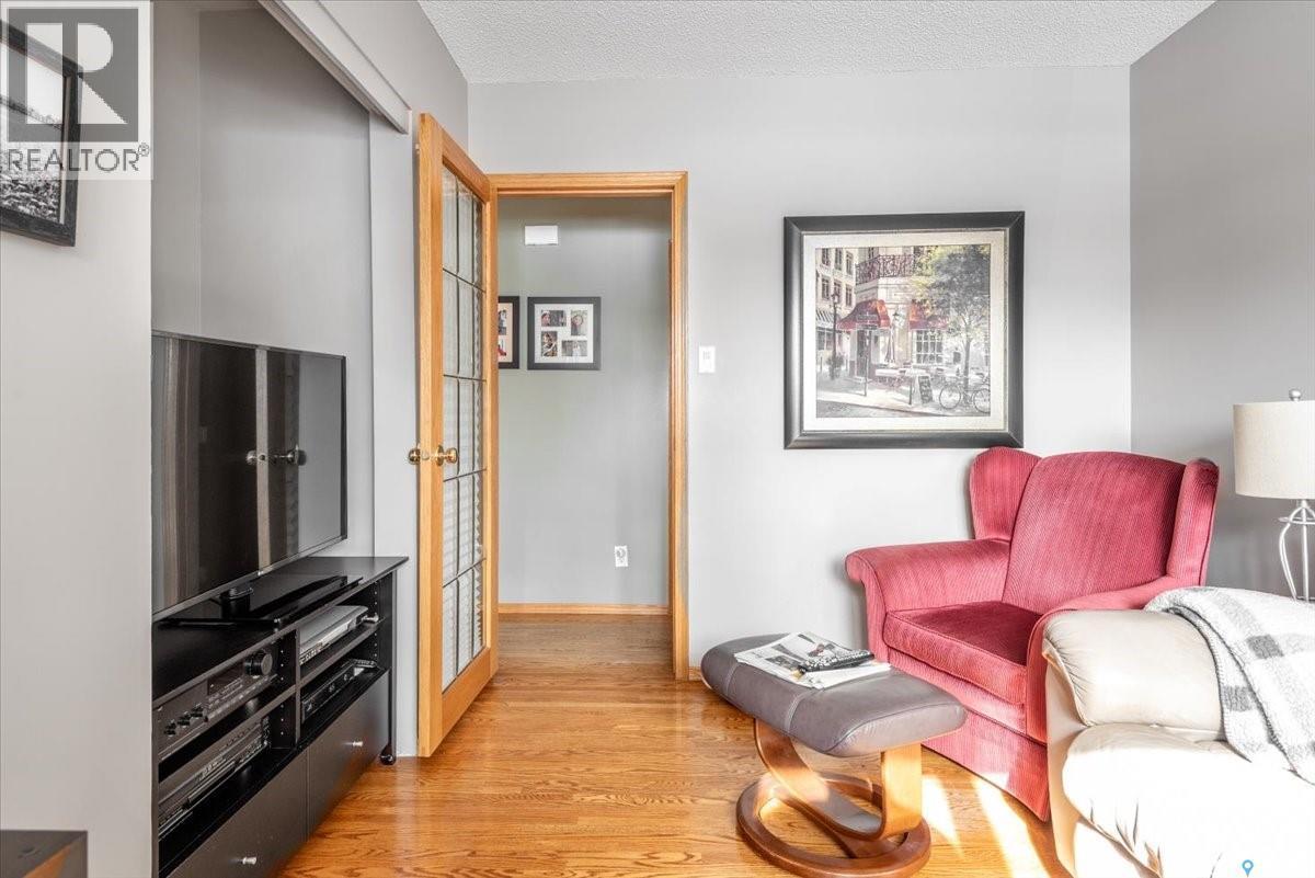 1514 8Th Avenue N, Regina, SK - Indoor Photo Showing Living Room